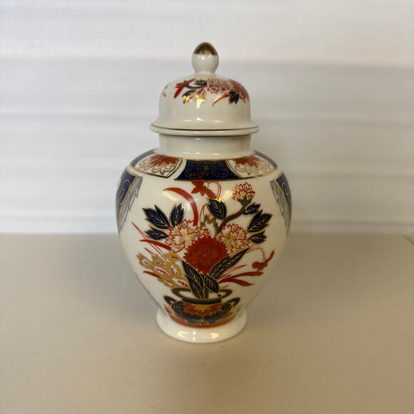 Vintage Japanese Porcelain Imari Ginger Jar Small Size Trinket Pot Box Lidded - Picture 1 of 12